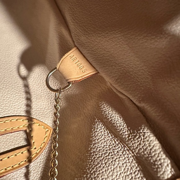 Authentic Louis Vuitton Monogram GM Bucket Bag with pouch. - Picture 9 of 16